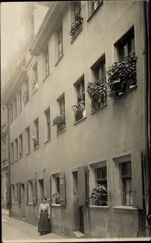 Foto Ak Nürnberg in Mittelfranken, Wohnhaus, Bewohner am Fenster