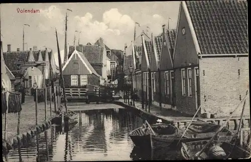 Ak Volendam Nordholland Niederlande, Flusspartie, Ruderboote, Häuser