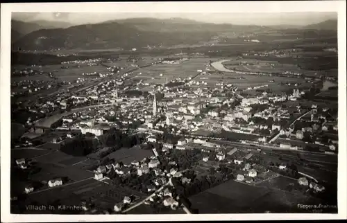 Ak Villach in Kärnten, Totalansicht der Ortschaft, Fliegeraufnahme