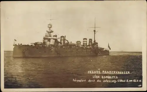 Foto Ak Französisches Kriegsschiff, Panzerkreuzer Leon Gambetta, torpediert durch kuk U-Boot U 5