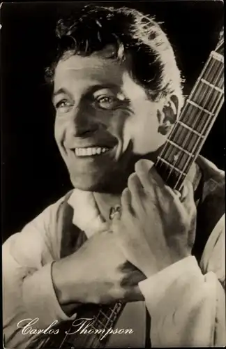 Ak Schauspielerin Carlos Thompson, Portrait, Gitarre