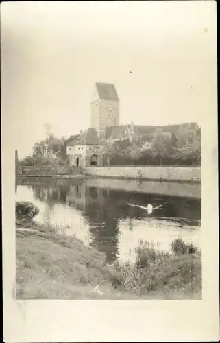 Foto Ak Dinkelsbühl in Mittelfranken, Blick vom Ufer aus, Kirche