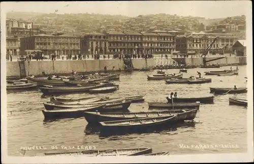 Foto Ak Valparaíso Chile, Muelle de Pasajeros, Ruderboote, Wasserpartie, Häuser