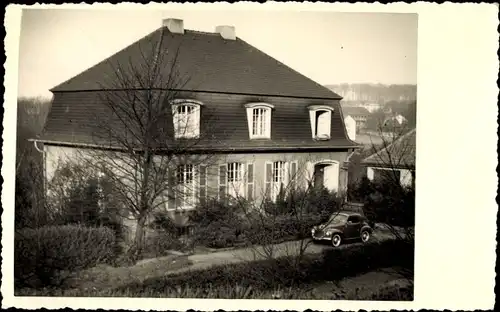 Foto Ak Bredeney Essen im Ruhrgebiet, Automobil vor einem Wohnhaus