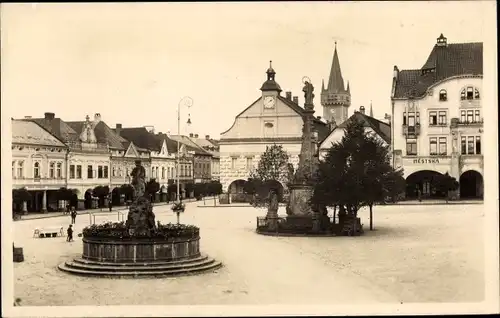 Ak Dvůr Králové nad Labem Königinhof an der Elbe Region Königgrätz, Platz, Denkmal, Brunnen