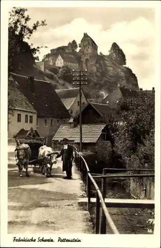 Ak Pottenstein in Oberfranken, Bauer mit Fuhrwerk, Rinder, Burgblick