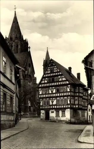 Ak Arnstadt im Ilm Kreis Thüringen, Straßenpartie mit Blick auf die Liebfrauenkirche