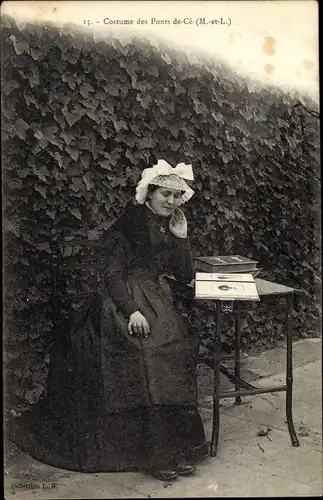 Ak Les Ponts de Cé Maine et Loire, Costume, Frau in Tracht