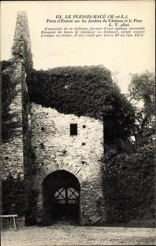 Ak Le Plessis Macé Maine et Loire, Porte d'Entree sur les Jardins du Chateau, Le Parc