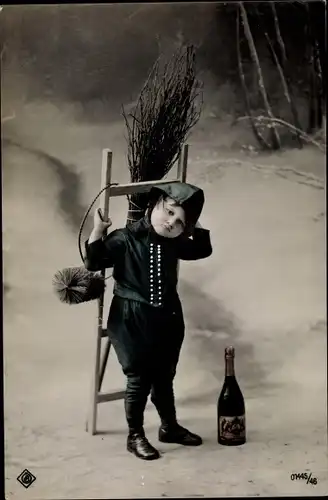 Ak Glückwunsch Neujahr, Schornsteinfeger und Sektflasche