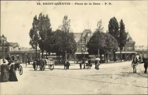 Ak Saint Quentin Aisne, Place de la Gare