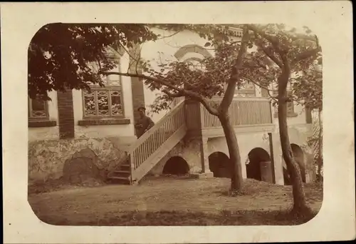 Foto Ak Veles Mazedonien, Deutscher Soldat in Uniform, Haus, Treppe, Bäume