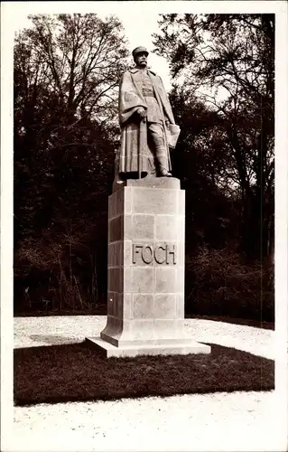 Ak Compiègne Oise, Foret, Statue du Marechal Foch