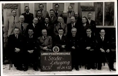 Foto Ak Landesfeuerwehrschule, 1. Sonderlehrgang BLSV, Januar 1953, Gruppenaufnahme