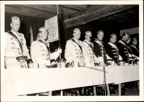 Studentika Foto Ak Studenten bei einer Veranstaltung auf der Bühne, Chargierte mit Wichs und Cerevis