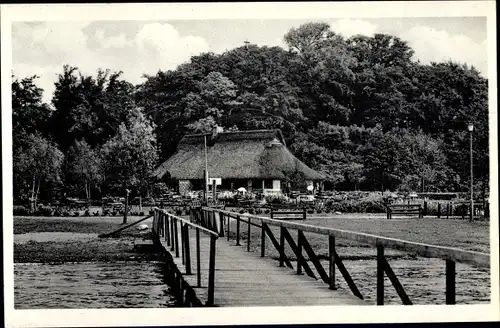 Ak Bad Zwischenahn in Oldenburg, Blick von der Seebrücke zum Gasthaus mit Reetdach