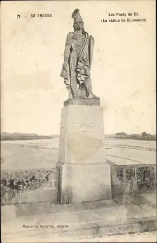Ak Ponts de Ce Maine et Loire, La Statue de Dumnacus