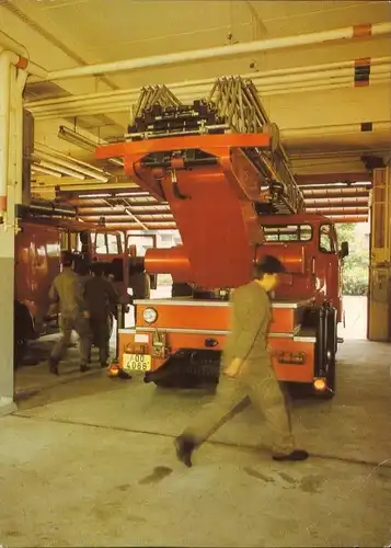 Ak Aus der Arbeit der Feuerwehr, Fahrzeughalle, Drehleiter