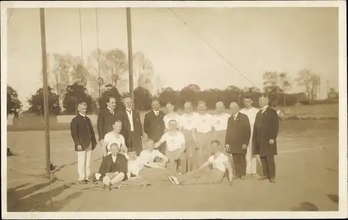 Foto Ak Turner auf dem Sportplatz, Ringe