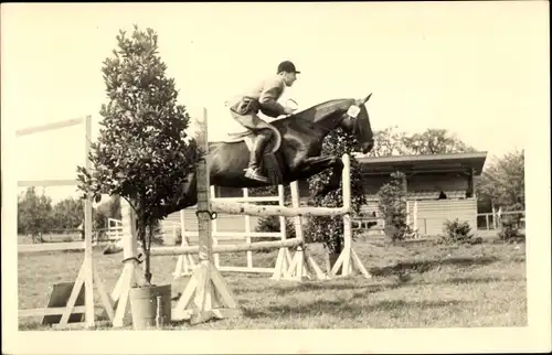 Foto Ak Pferd Fanfare mit Reiter beim Sprung über ein Hindernis, Springreiten