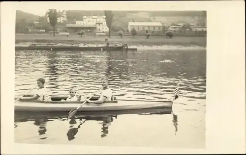 Foto Ak Kinder in einem Kajak, Ruderboot