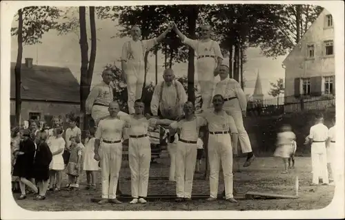 Foto Ak Turner, Gruppenaufnahme, menschliche Pyramide