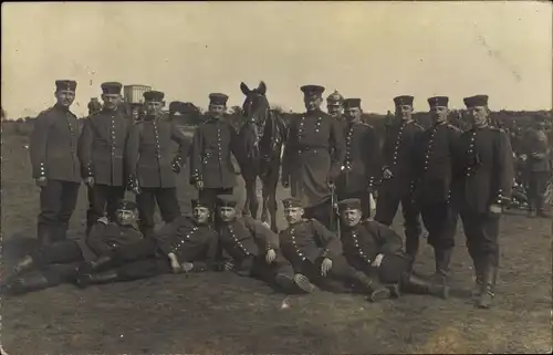 Foto Ak Deutsche Soldaten in Uniformen, Pferd, Gruppenaufnahme, I WK
