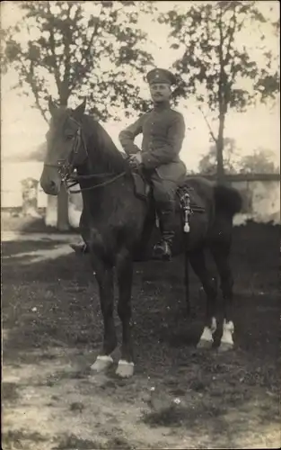 Foto Ak Deutscher Soldat in Uniform, Pferd