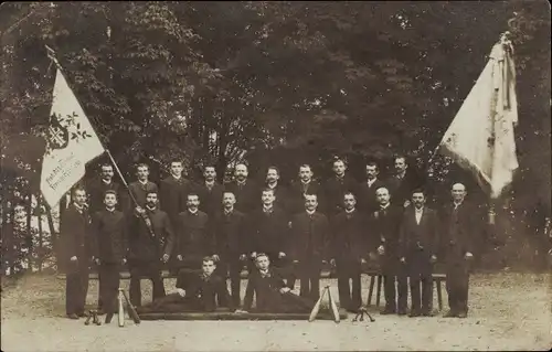 Foto Ak Turnerschaft, Gruppenaufnahme von Turnern mit Fahnen