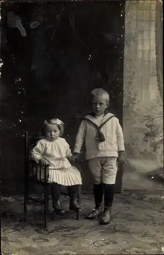 Foto Ak Kinderportrait, Geschwister, Stuhl, Familienfoto