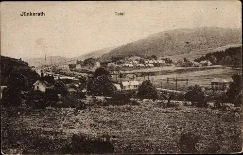 Ak Jünkerath in der Eifel, Totalansicht der Ortschaft, Bahnschienen