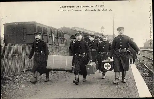 Ak Courrières Pas de Calais, Catastrophe 1906, Sauveteurs allemands, Rotes Kreuz, Grubenunglück