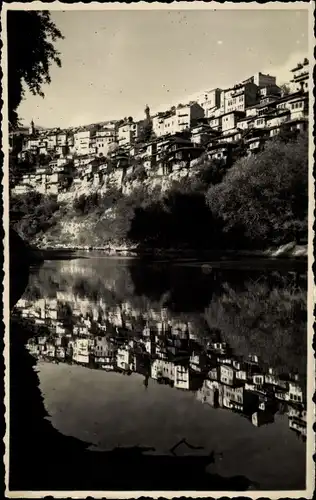 Foto Ak Tirnovo Weliko Tarnowo Bulgarien, Teilansicht des Ortes, Spiegelbild im Wasser