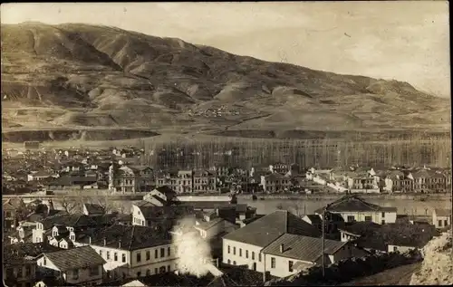 Foto Ak Niš Nisch Serbien, Panorama einer Stadt, Berge