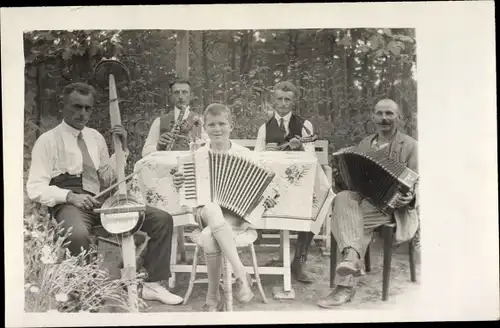 Foto Ak Männer und Junge mit Musikinstrumenten, Akkordeon