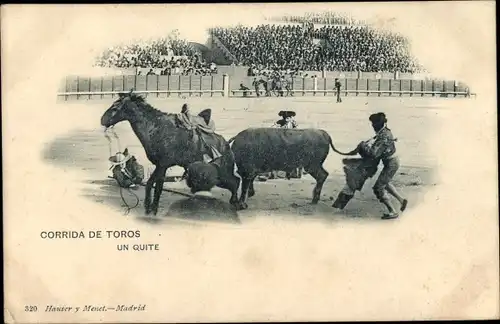 Ak Corrida de Toros, un quite, Stierkampf in der Arena, Torero