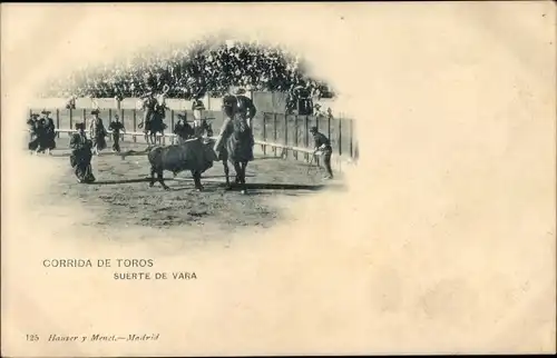 Ak Corrida de Toros, suerte de vara, Stierkampf in der Arena, Torero