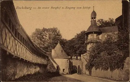 Ak Rochsburg Lunzenau in Sachsen, Im ersten Burghof u. Eingang zum Schloss