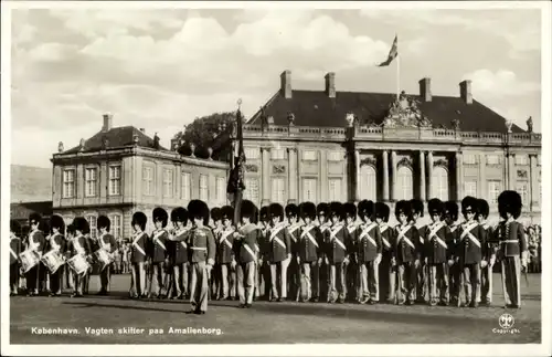 Ak København Kopenhagen Dänemark, The changing of the guard at Amalienborg