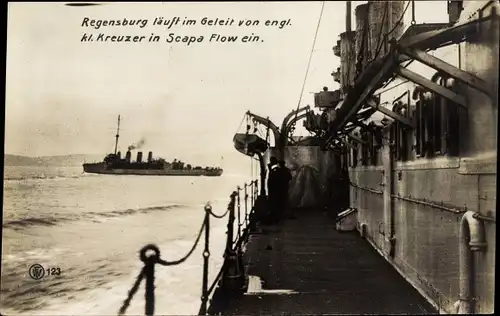 Ak Deutsches Kriegsschiff SMS Regensburg im Geleit von engl. kleinen Kreuzer