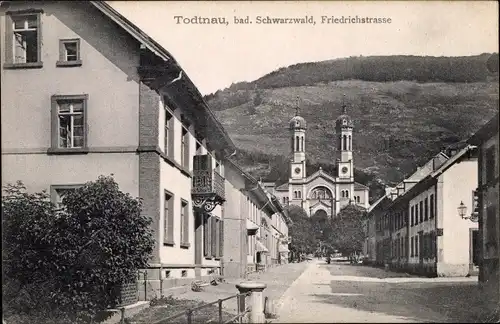 Ak Todtnau im Südschwarzwald Kreis Lörrach, Friedrichstraße, Blick zur Kirche