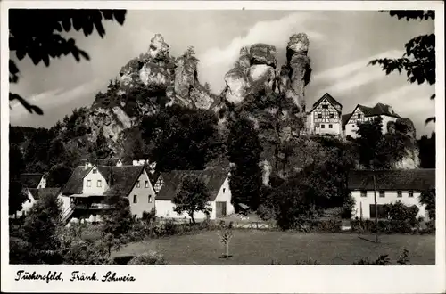 Ak Tüchersfeld Pottenstein im Kreis Bayreuth Oberfranken, Teilansicht des Ortes, Berg