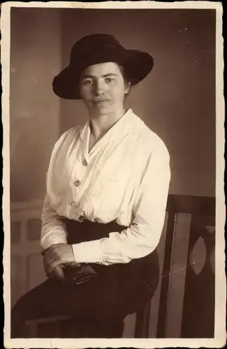 Foto Ak Schauspielerin Huntermann ?, Portrait einer jungen Frau, Schwarzer Hut, Weiße Bluse