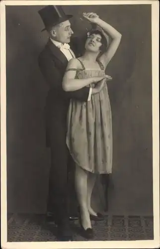 Foto Ak Tanzendes Paar, Mann im Frack, Frau in kurzem Kleid