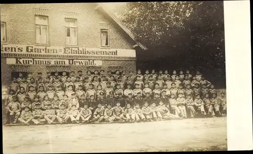 Foto Ak Zetel in Oldenburg Friesland, Kurhaus am Urwald, Matrosen in Uniform