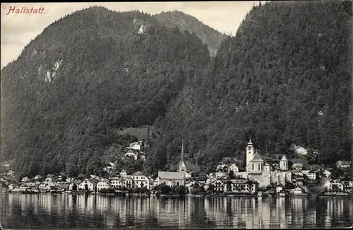 Ak Hallstatt in Oberösterreich, Blick auf die Stadt vom Wasser aus, Waldlandschaft