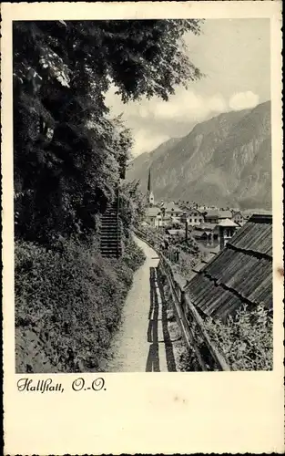 Ak Hallstatt in Oberösterreich, Teilansicht, Straße, Kirchturm, Berge