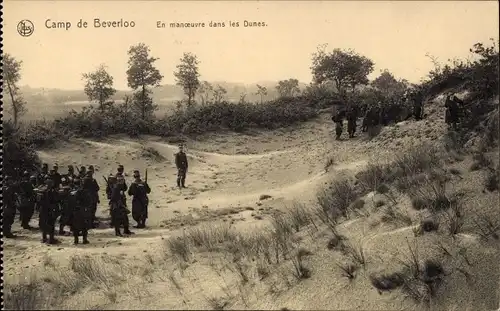 Ak Beverloo Beverlo Beringen Flandern Limburg, En manoeuvre dans les Dunes, belgische Soldaten