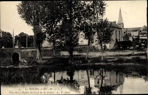 Ak Bourg d'Ire Maine-et-Loire, Vue vers l'Eglise du bord de la riviere