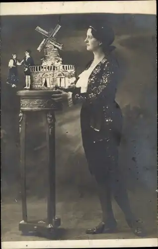 Foto Ak Frau, Standportrait, Windmühle